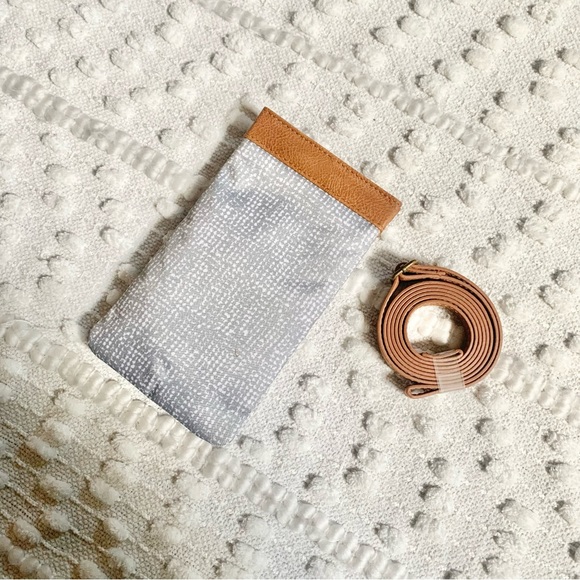 Thirty-One Phone Purse Grey/White with tan accent - Picture 3 of 4